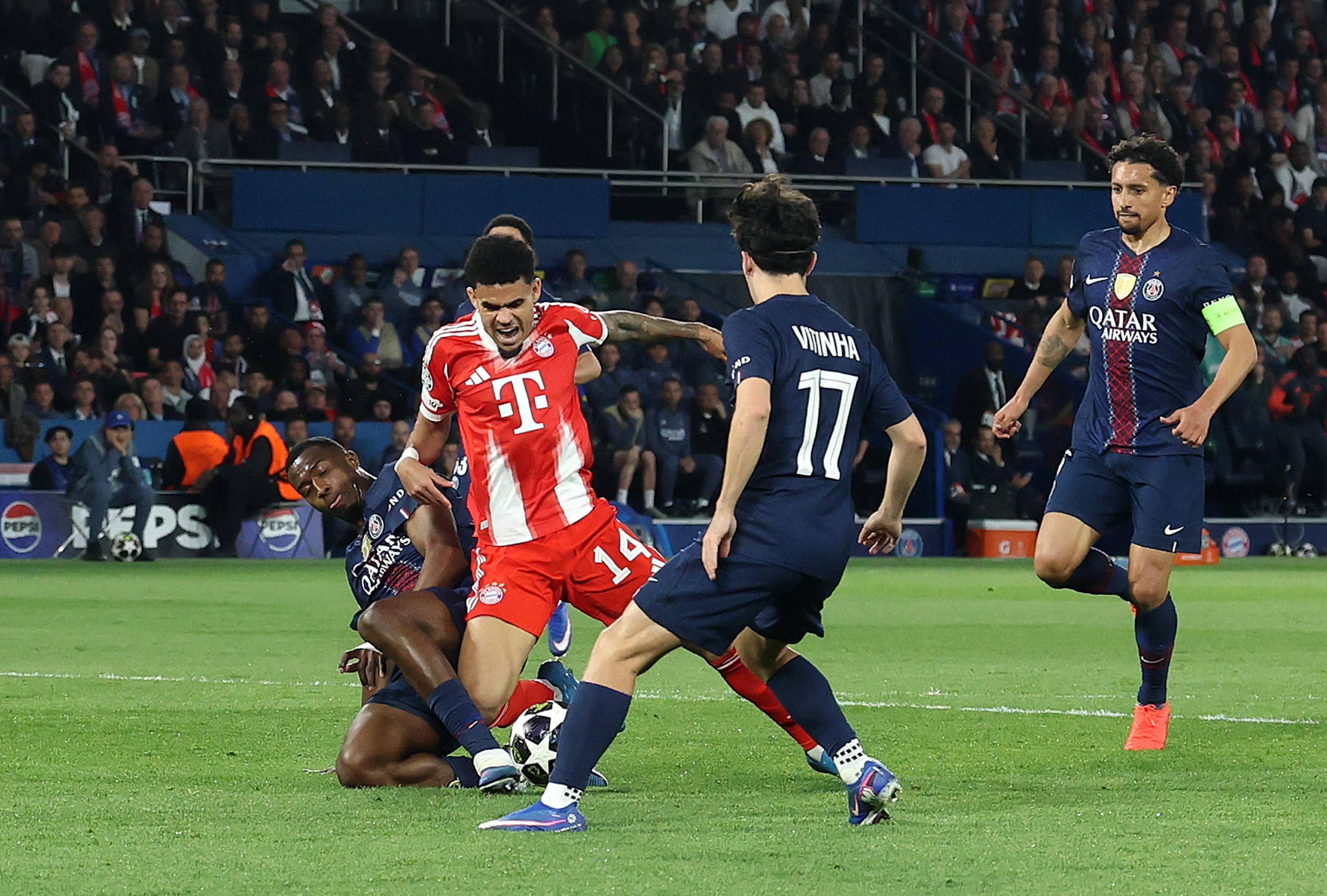 Grabaron el gol de Luis Díaz a ras de campo vs. PSG: control exquisito ...