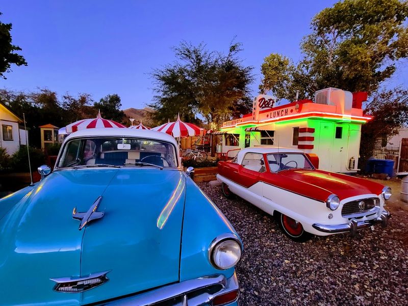 A historic Arizona motel where guests still get real metal keys, a ...
