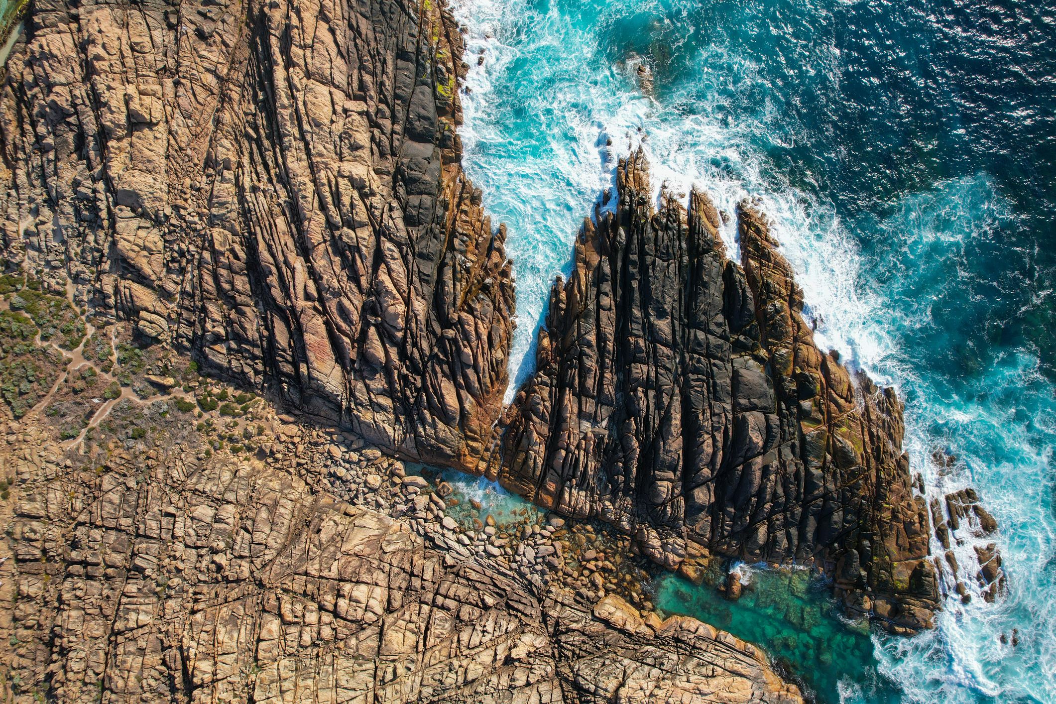 Tourist swept from rocks at scenic Australia site