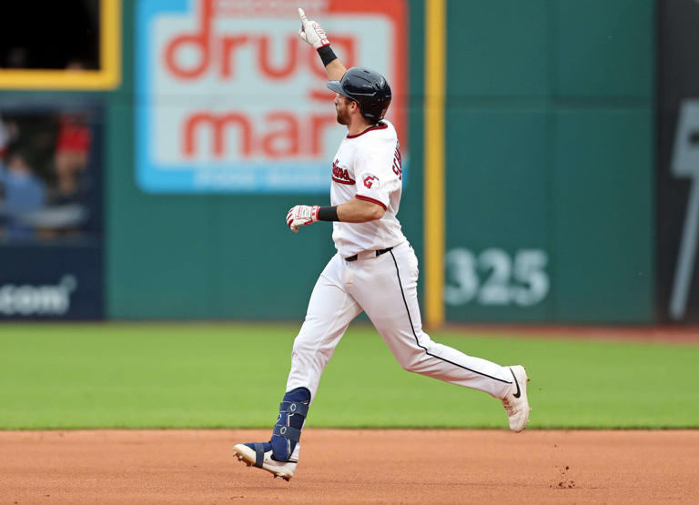A grown man ripped a home run ball out of a little girl’s hands at ...
