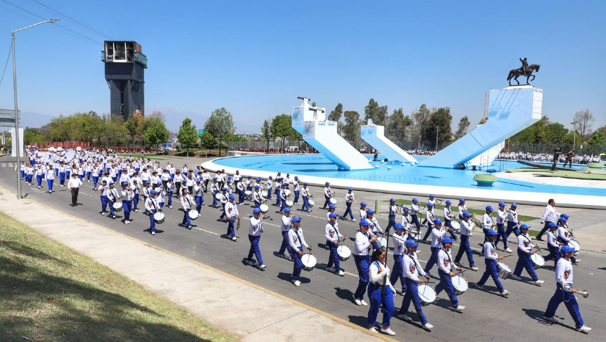 ¡Todo listo! Realizan pase de revista para el desfile del 5 de mayo en ...