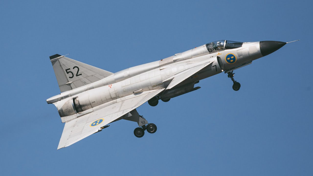 Watch this Viggen reverse on the runway - 