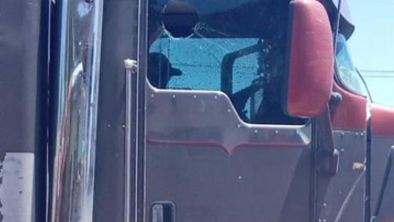 Enfrentamiento entre sindicatos acaba en balacera e incendio de dos tractocamiones