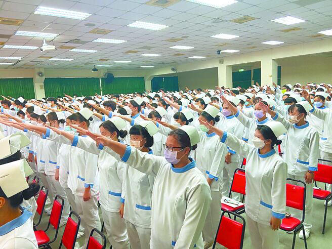 115學年度五專完全免試入學單獨招生學校28日開放報名，今年首度納入護理科，共有1473個招生名額。圖為準護生「加冠」儀式。（本報資料照片）