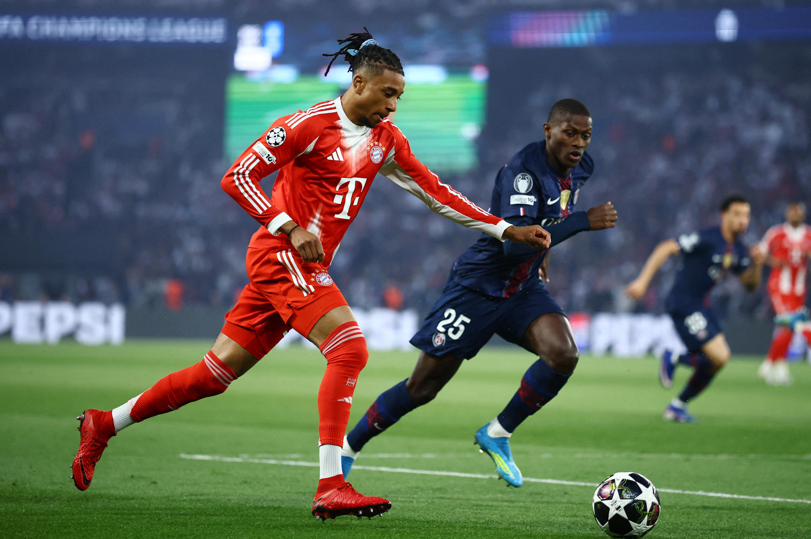 Michael Olise a souvent pris l'avantage sur Nuno Mendes ce mardi en demi-finale aller de Ligue des champions.. REUTERS
