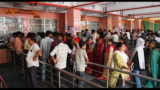 Heat, hurdles & endless queues: Patients struggle outside Lucknow CHCs ...