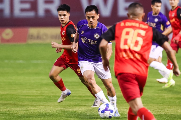 Vì sao Văn Quyết bị treo giò sau trận thắng Ninh Bình?