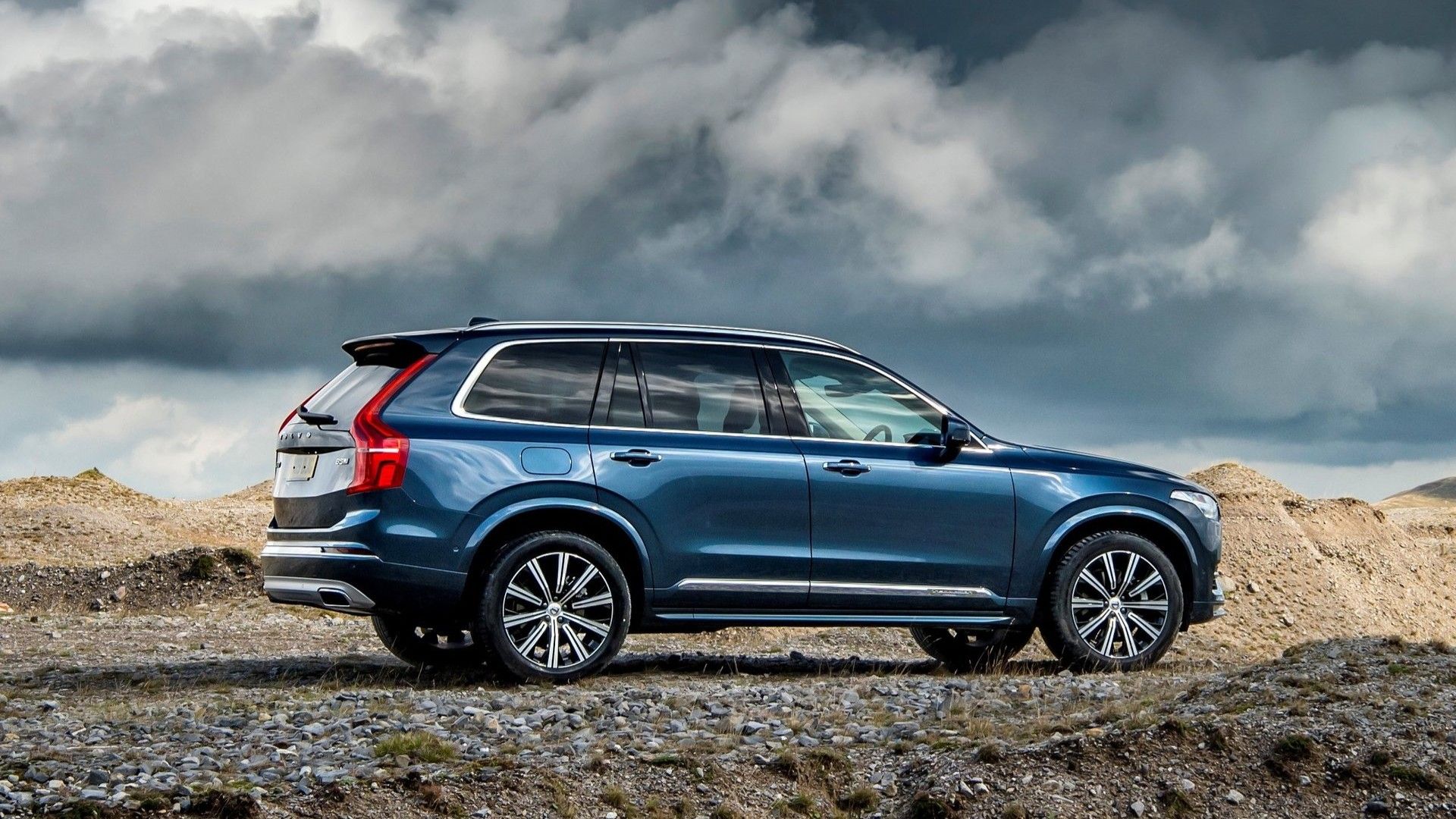 This 3-row luxury SUV costs around $40K and beats most new family SUVs