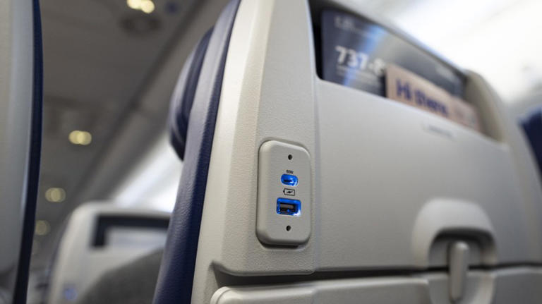 10 subtle airplane cabin features that are usually only noticed by ...