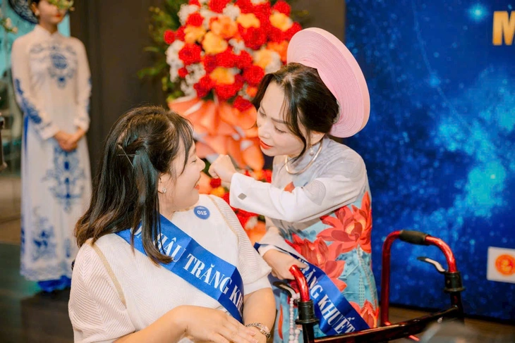 'Thiên thần 6 chân' và ước mơ hoa hậu: Chạm tới ước mơ