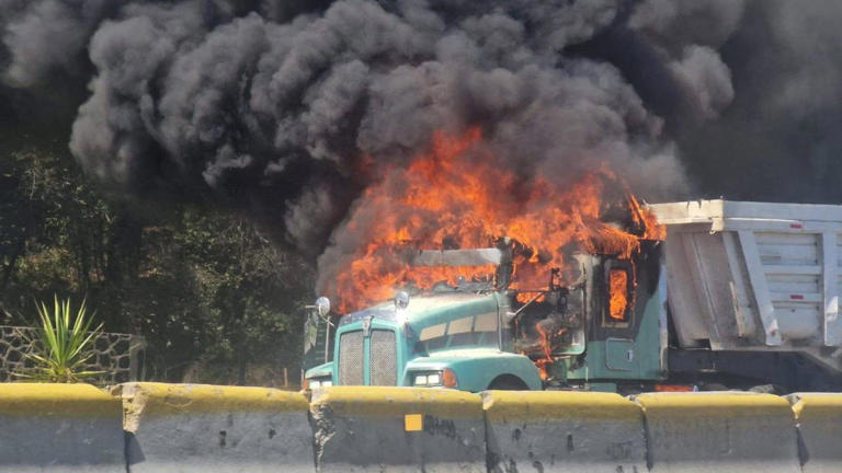 Enfrentamiento entre sindicatos acaba en balacera e incendio de dos tractocamiones