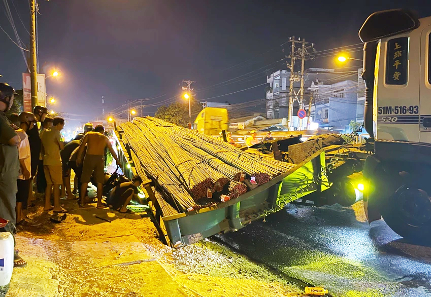 Thép rơi từ ôtô đầu kéo đè bẹp xe máy