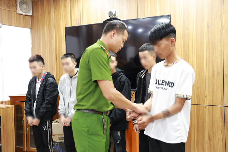 Mang dao bầu, kiếm Nhật gây rối trên phố, 11 thanh niên bị khởi tố