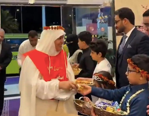 Jemaah Iran (baju putih) disambut setiba di hotel di Madinah, Arab Saudi, April 2026. Foto: Viral di medsos via PressTV