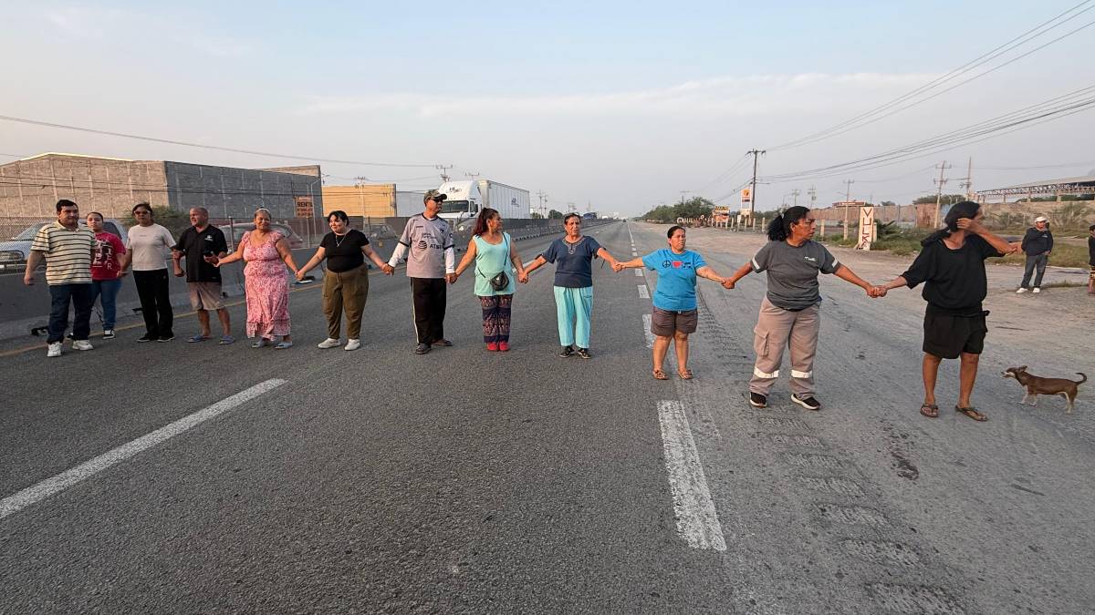 Vecinos bloquean libramiento Noroeste en Escobedo por falta de luz y agua
