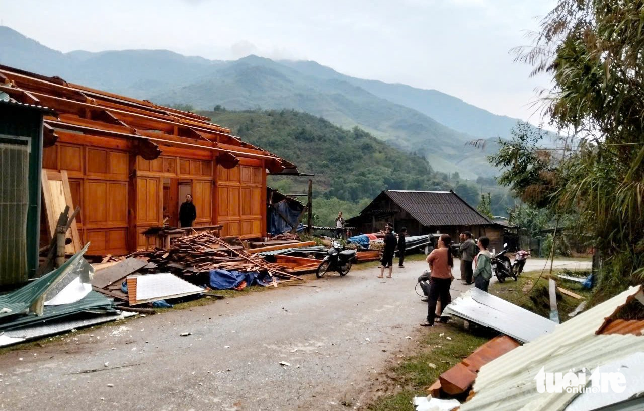 Bộ đội giúp dân lợp lại nhà, trường học sau lốc xoáy