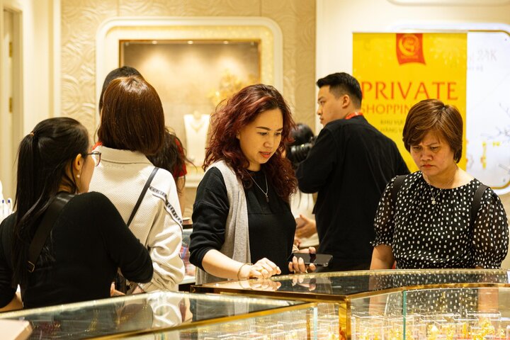 Nhiều ý kiến cho rằng, để vừa hạn chế rủi ro, vừa huy động được vàng trong dân thì nên khuyến khích người dân bán vàng ra thị trường. (Ảnh: Minh Đức).