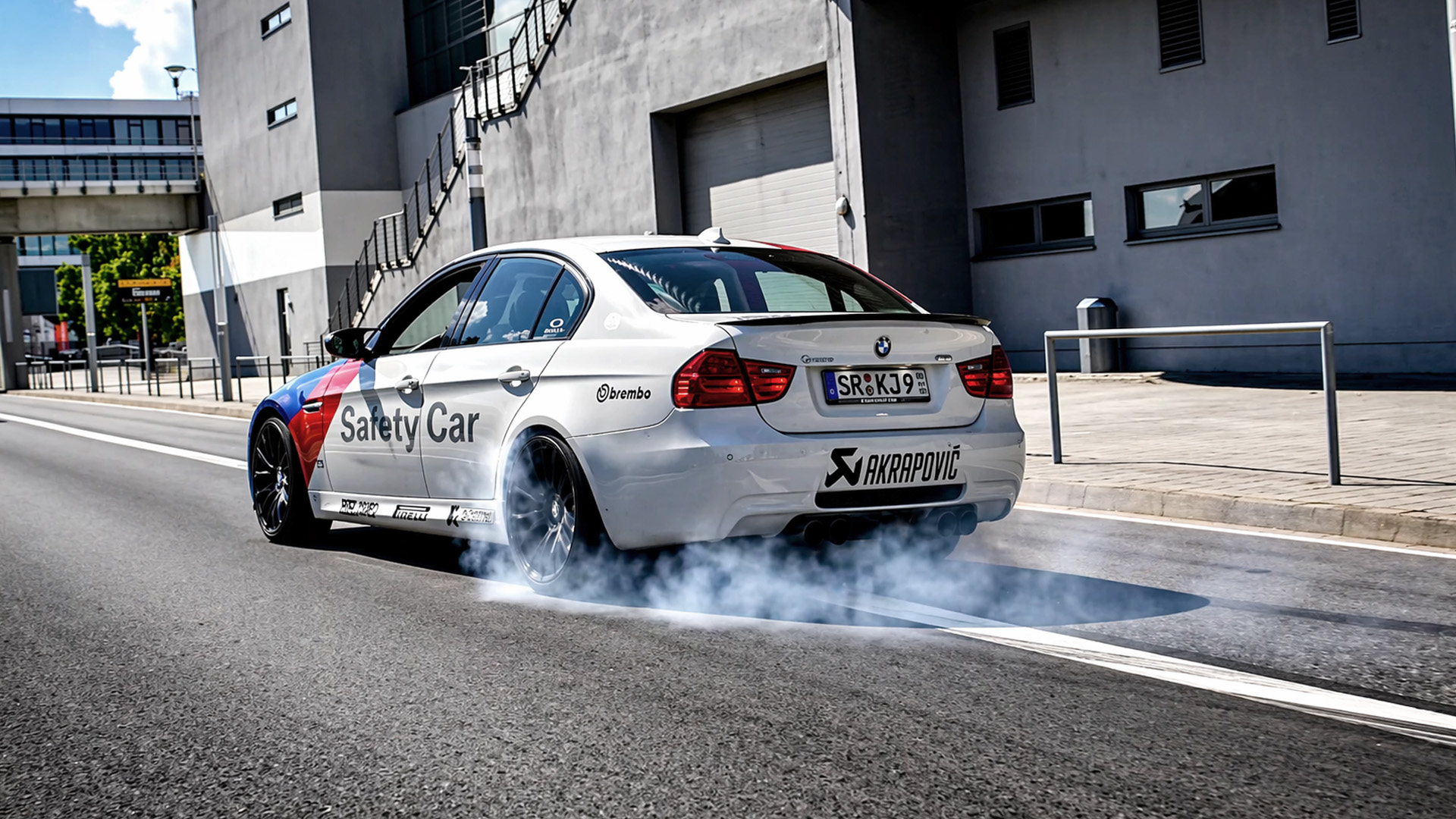 BMW E90 burnout turns into a dangerous situation