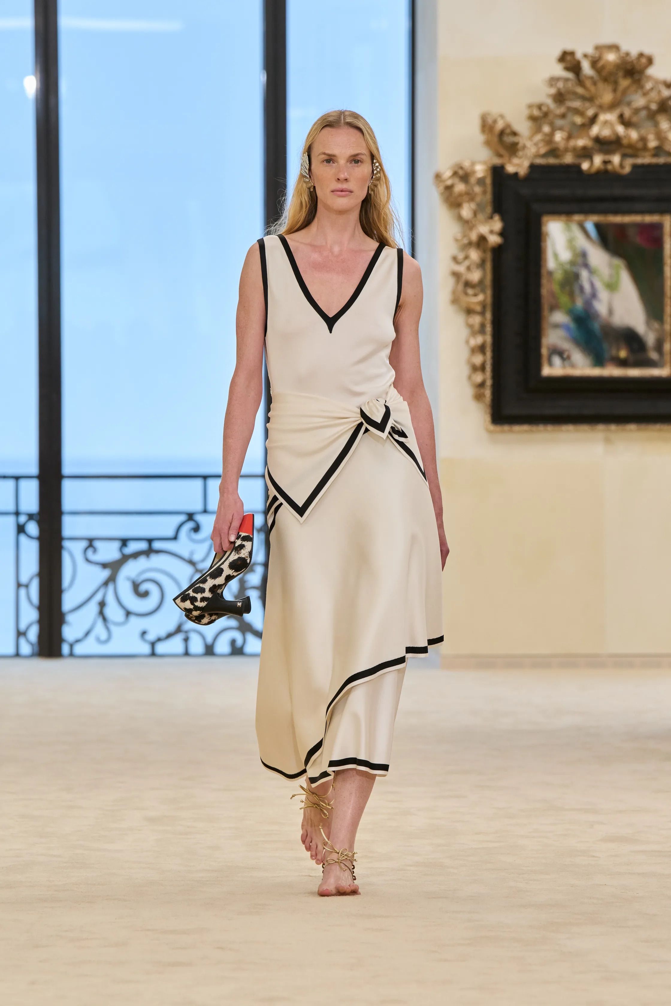 biarritz-chanel-r-invente-la-sandale-avec-une-version-sans-semelle