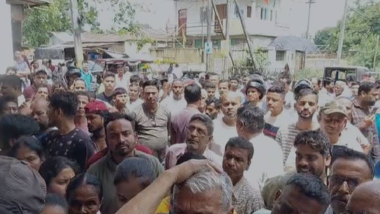 Assam: LPG shortage sparks chaos outside Margherita gas agency, police ...