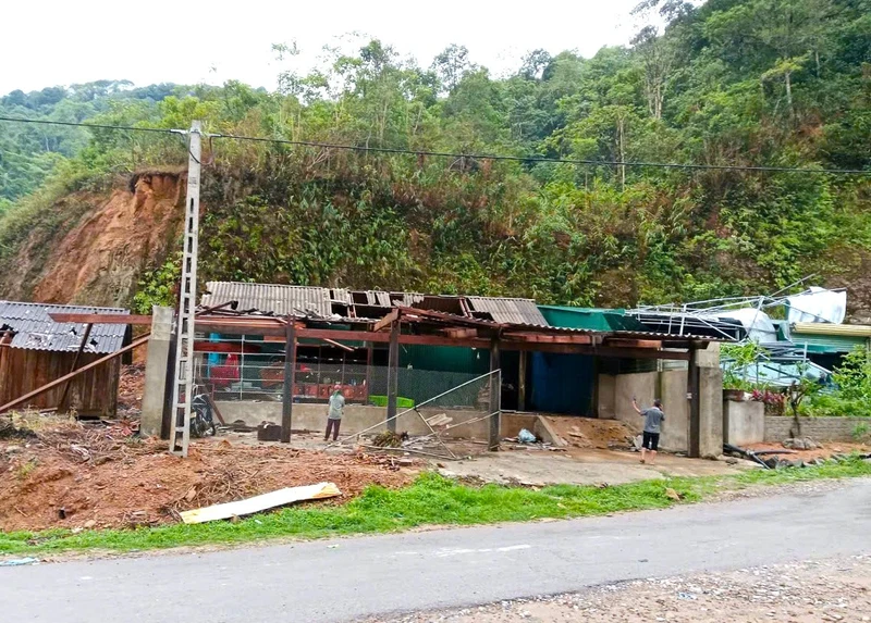 Giông lốc gây thiệt hại hàng loạt nhà tại Nghệ An