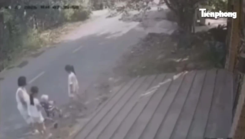 [Clip]: Ô tô tông văng người phụ nữ đi bộ cùng 3 trẻ nhỏ ở TPHCM