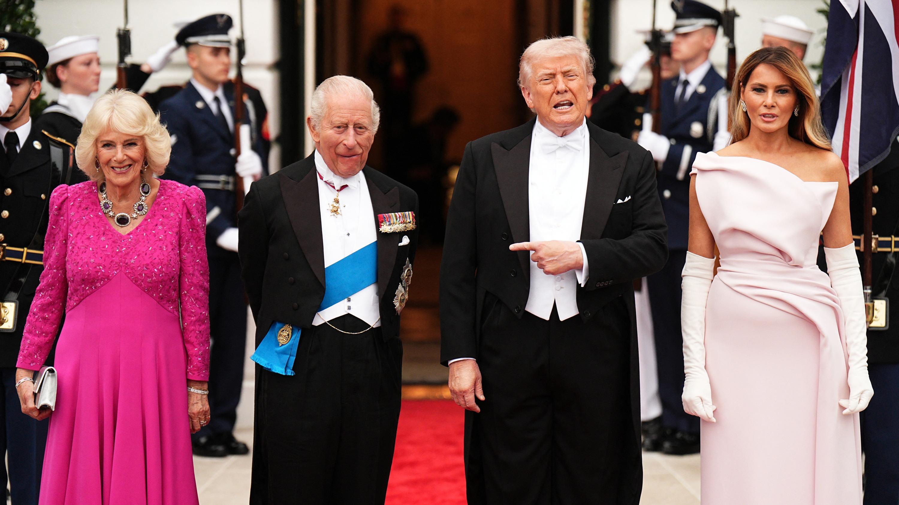 En robe Dior rose, Melania Trump s’accorde avec le look fuchsia de ...