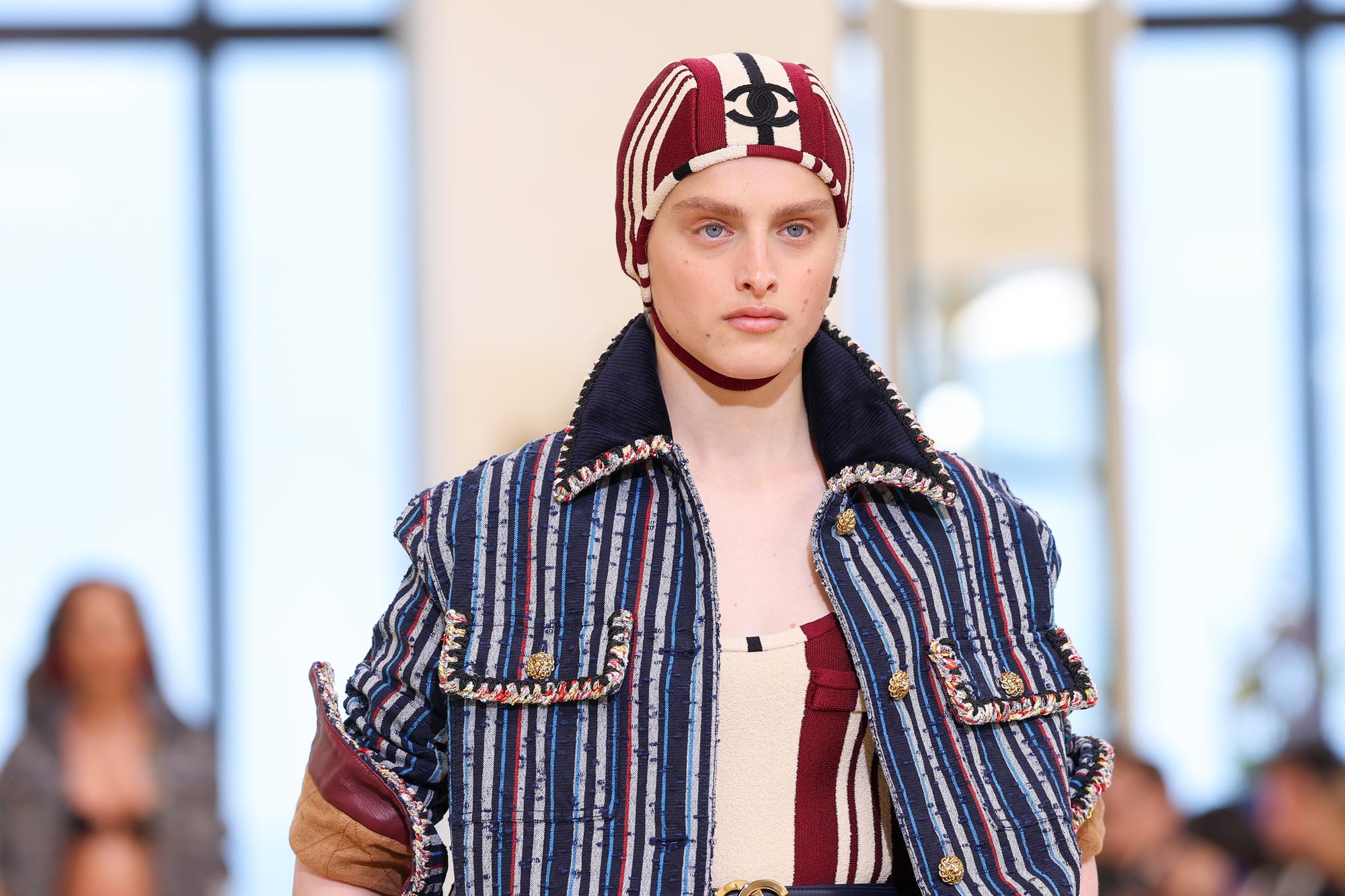 Chanel a poussé loin, très loin le concept des sandales pour son défilé ...