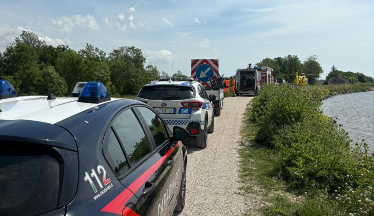 Trattore si ribalta e finisce in un canale, 60enne in ospedale