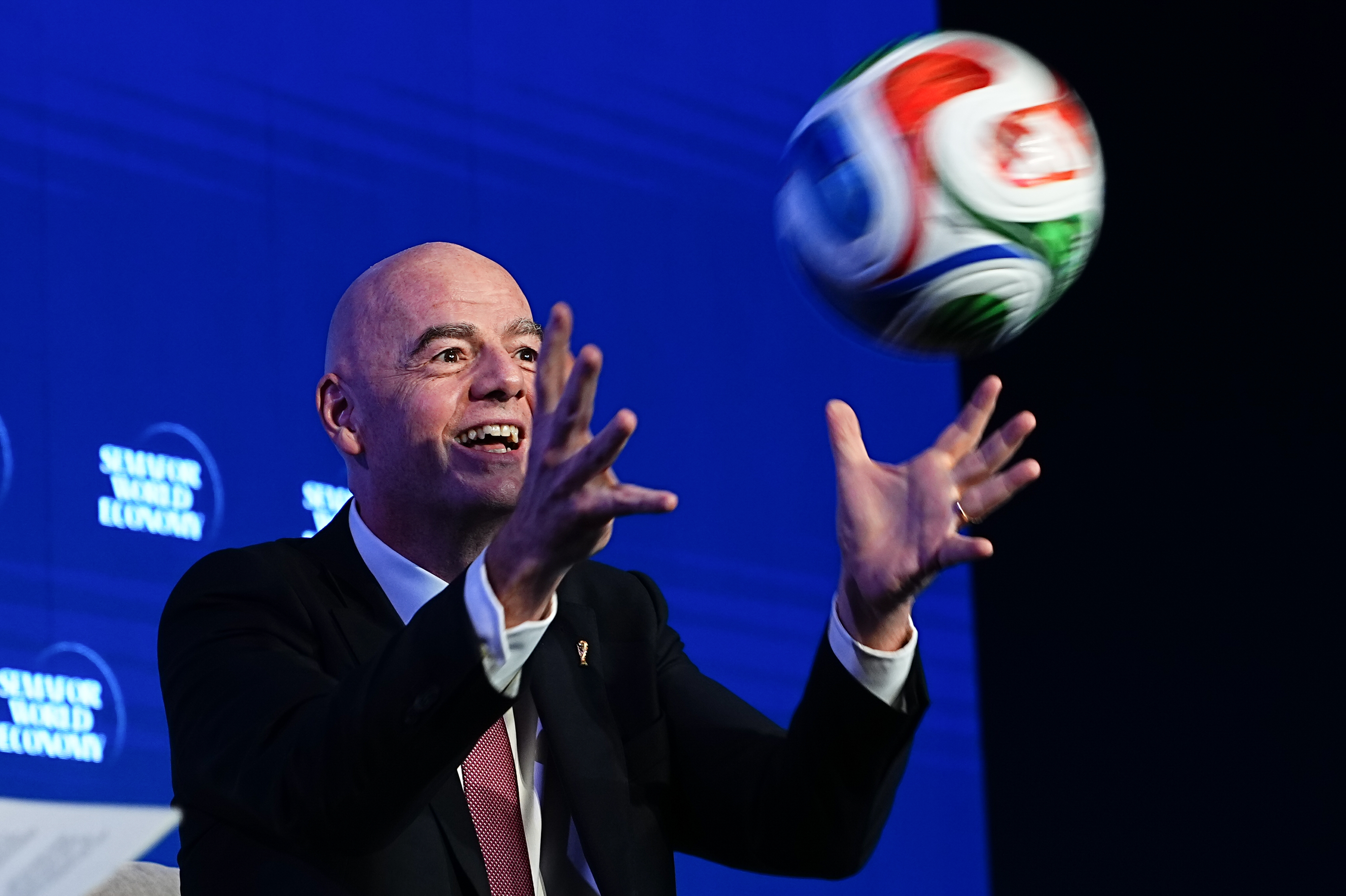 Cómo la FIFA convirtió la Copa del Mundo en la mayor estafa del deporte.