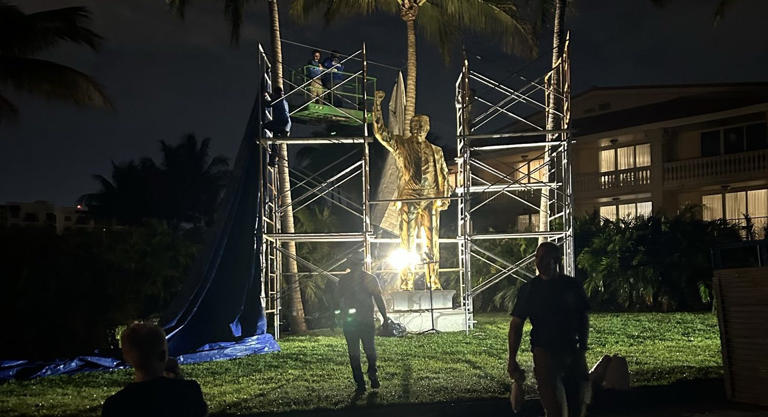 New 15ft gold statue of Trump pumping his fist in the air unveiled at ...