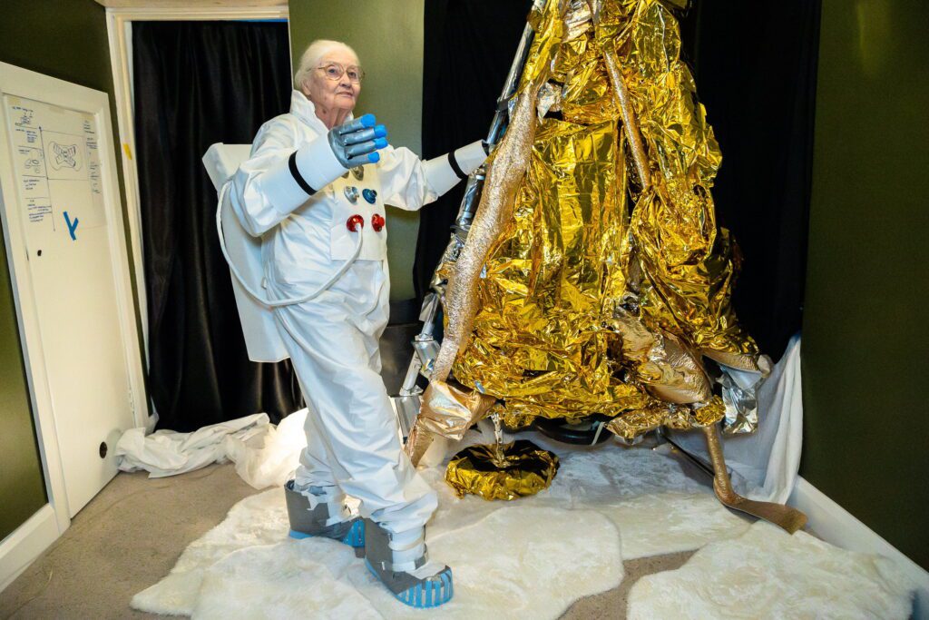 First women ‘walk on moon’ after buying moon rock to create lunar ...