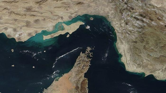 Iran Umumkan Selat Hormuz Buka untuk Kapal Komersial, Trump Bereaksi, Harga Minyak Turun