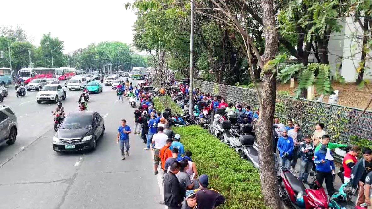 Motorcycle taxi, delivery riders endure long lines for ayuda in QC, Makati