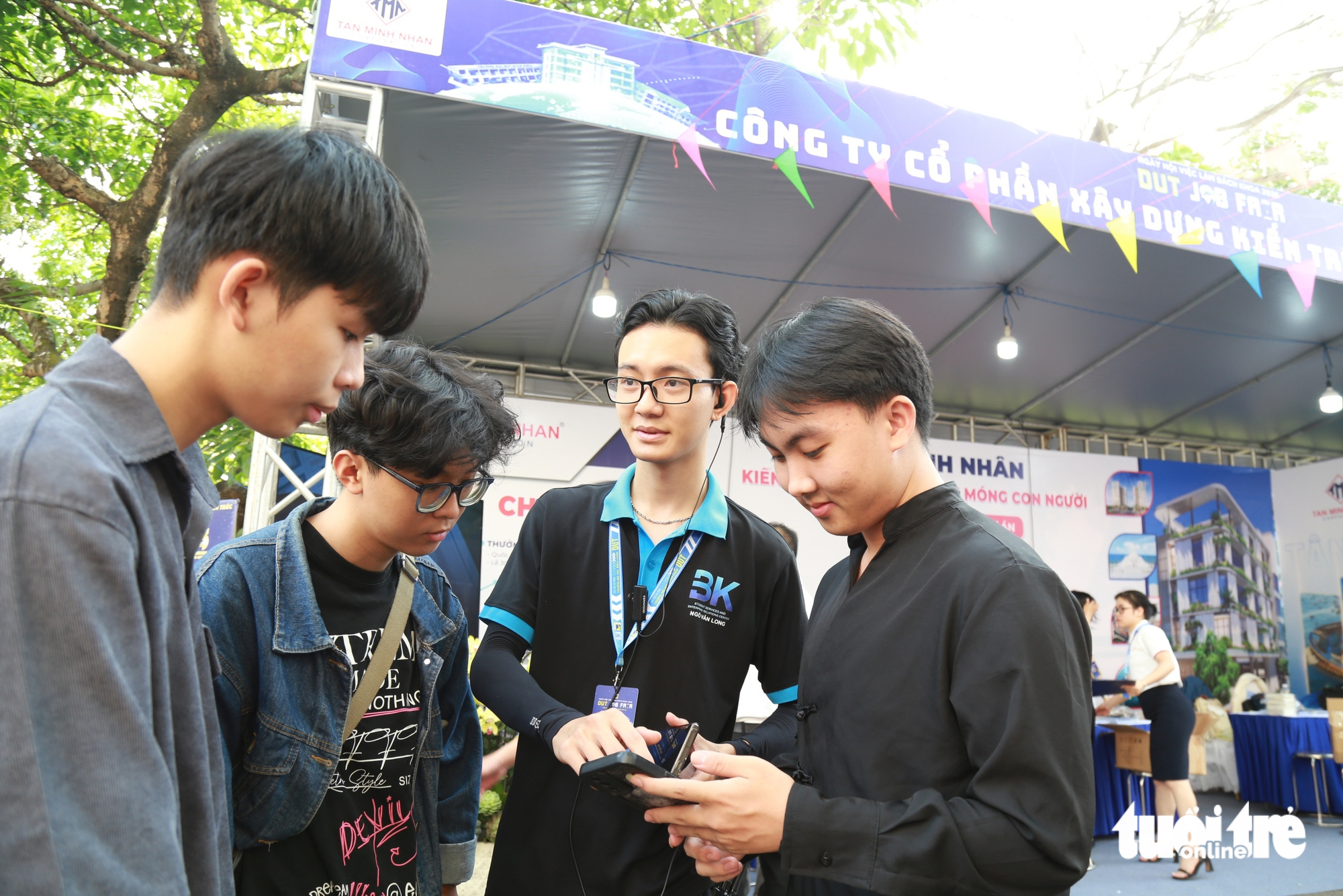 Sinh viên check-in tìm việc bằng hộ chiếu số tại ngày hội việc làm