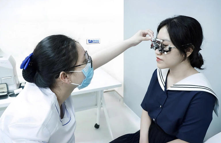 Nhân viên y tế đang kiểm tra thị lực cho người cận thị. Ảnh minh họa: Bệnh viện Đa khoa Tâm Anh