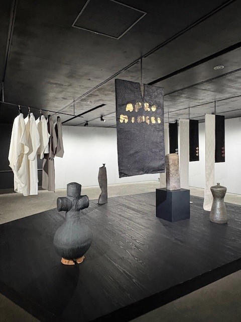 シアスター・ゲイツとHOSOOの展覧会 服と器で「社会を動かす力」を体現