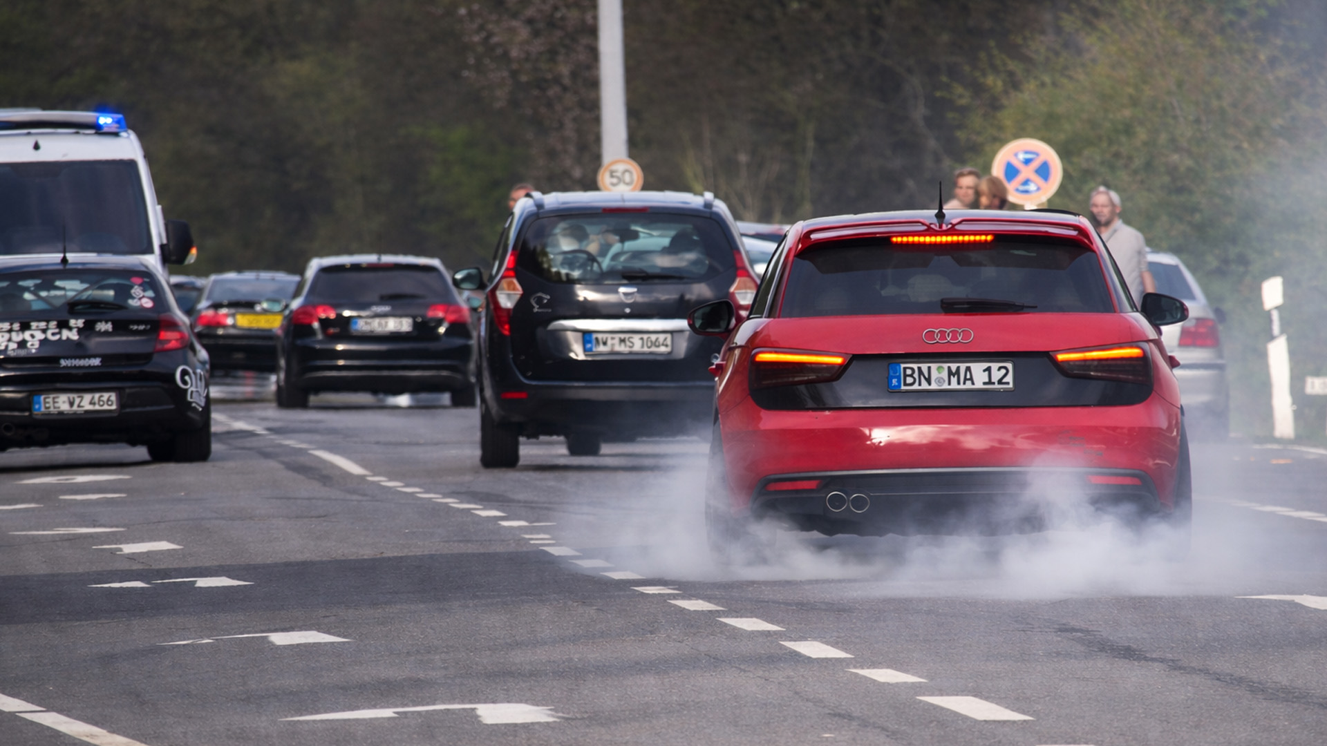 Rode Audi doet burn-out voor de politie