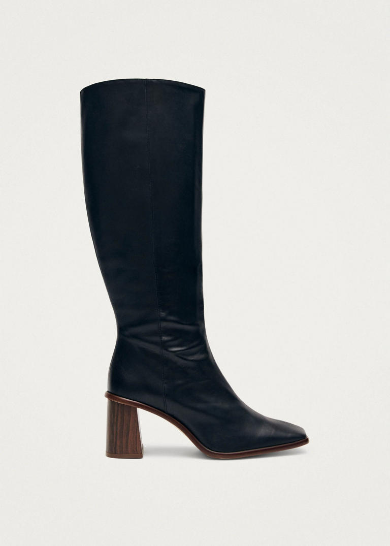 Sarah Pidgeon is in full '90s minimalism mode in this CBK-approved ...