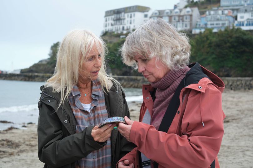 beyond-paradise-fans-left-distracted-as-they-spot-hollywood-film-star
