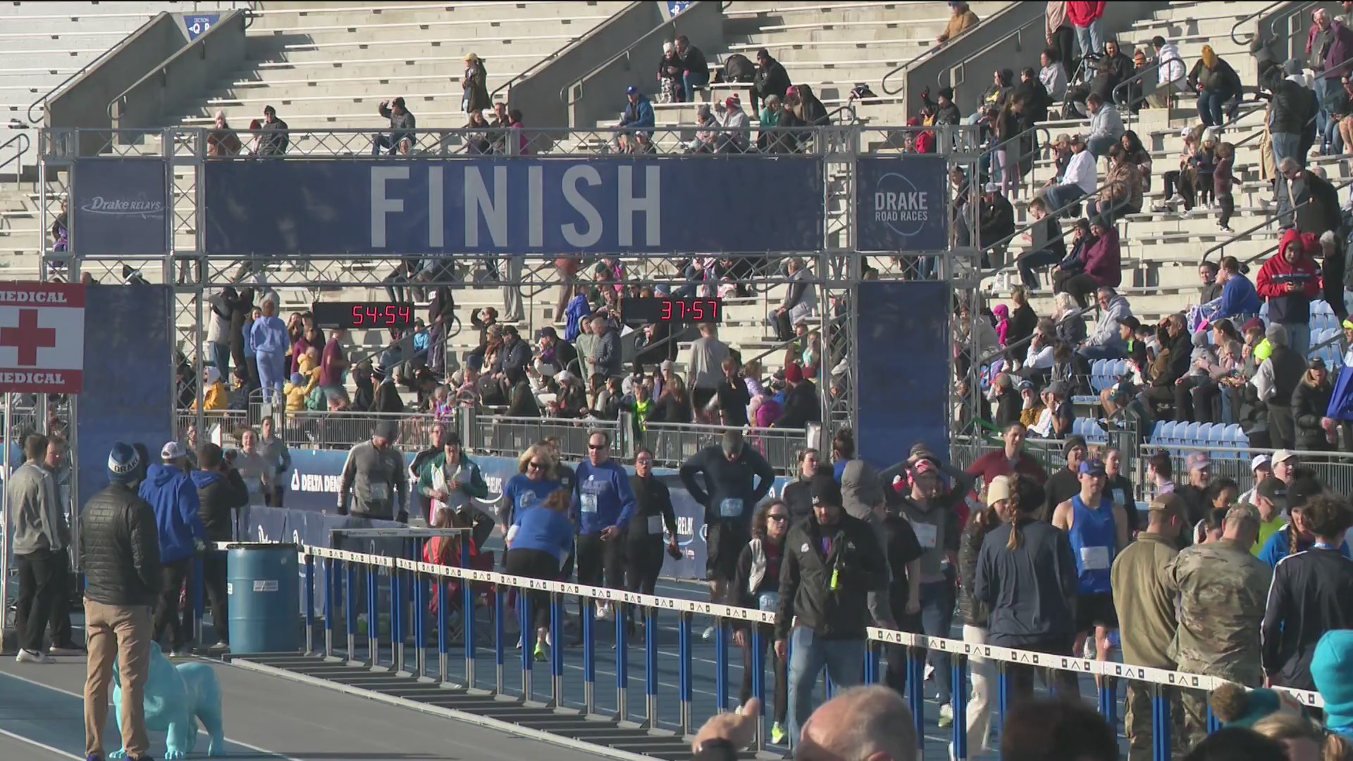 Des Moines' roads filled with thousands of runners at Drake Road Races