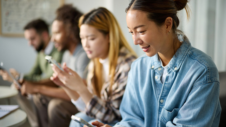 5 texting etiquette rules people break all the time