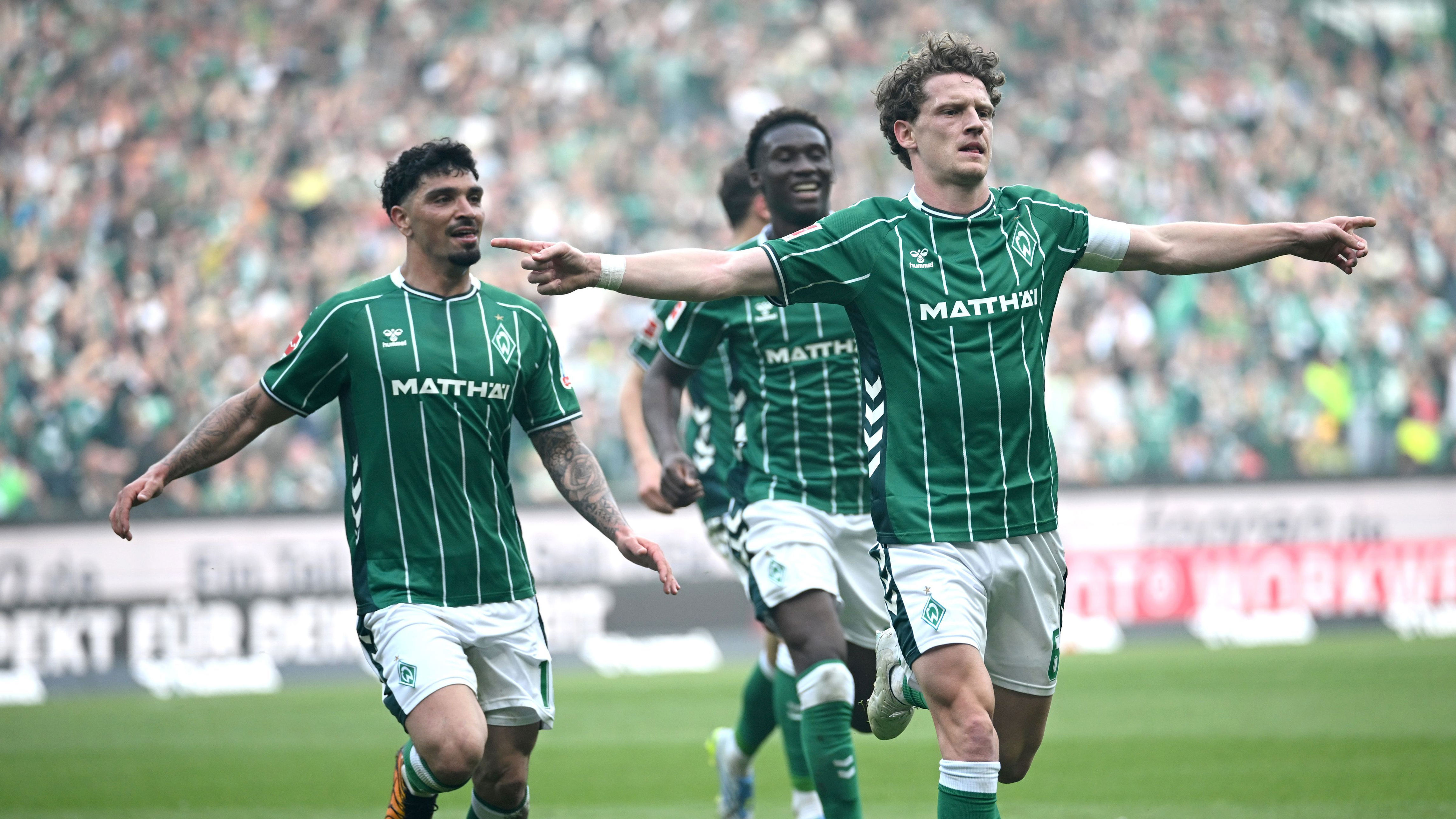 Pyro und Rote Karte! Werder Bremen gewinnt wildes Nordderby gegen den HSV