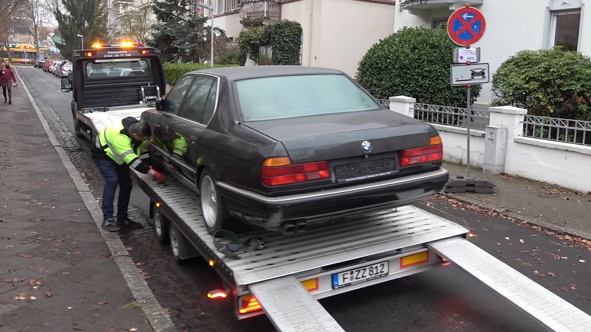 Rescuing an abandoned BMW E32 luxury sedan from storage