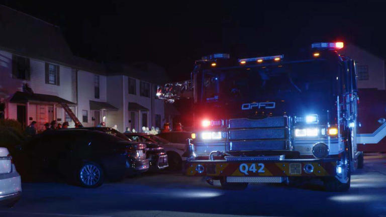Firefighters rescue 3 children, 2 adults from Overland Park apartment fire