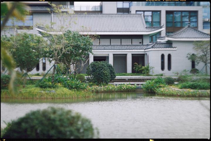 在喧嚣中寻一处静谧：现代生活里的中式庭院之美