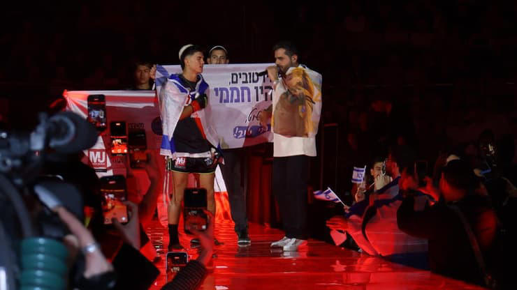 עם דגל לזכרו של אסף חממי ז