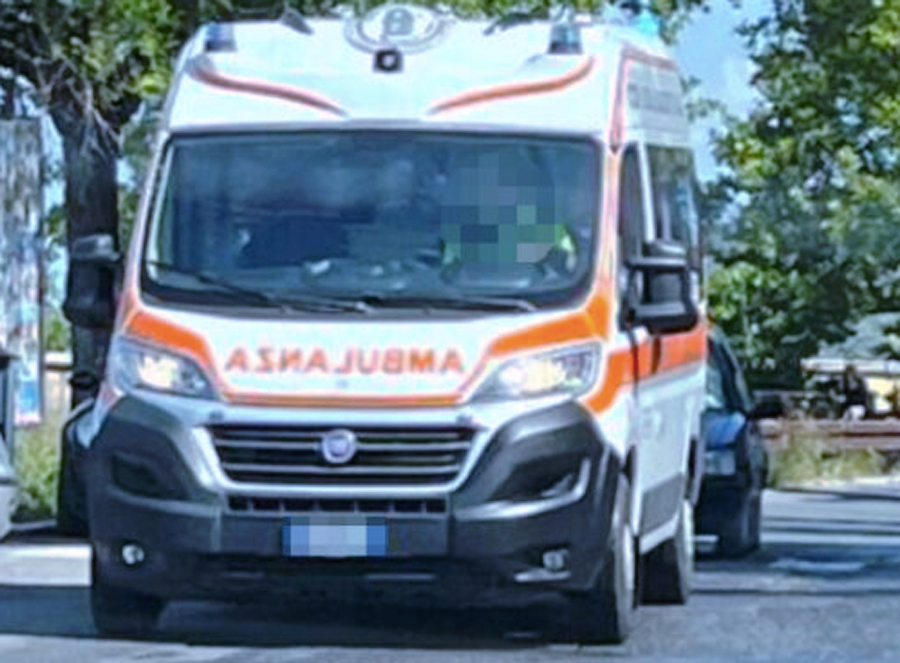 Incidente tra scooter e auto ad Acilia: un ferito