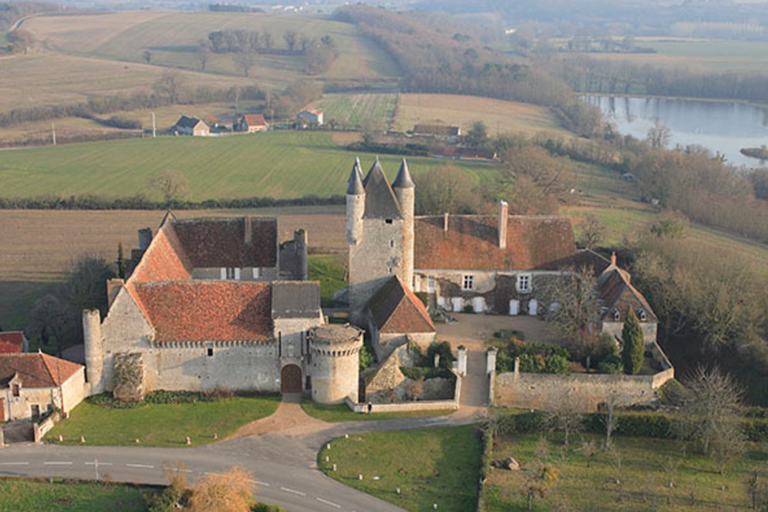Ce château discret du Centre-Val de Loire est une forteresse militaire ...