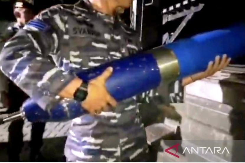 TNI AL Amankan Benda Mirip Rudal di Perairan Takalar